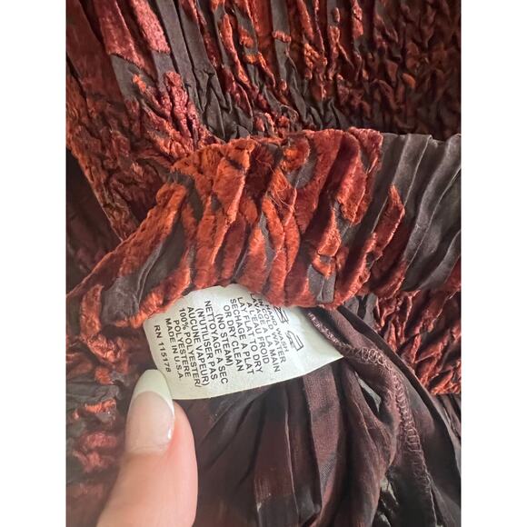 Komarov Velvet Crinkle Top Floral Red Brown Lightweight Size Medium JL - Picture 7 of 8